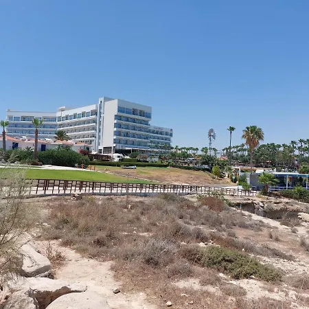 펜션 Cyprus Green Bay Beach House Located Behind Thalassa