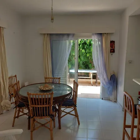 Сasa de vacaciones Cyprus Green Bay Beach House Located Behind Thalassa *